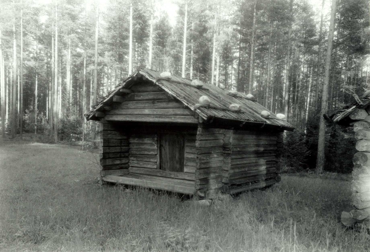 Gisle Midttun, Rundhaugen, Grue, Hedmark. Bu med stein på taket. Nå på Glomdalsmuseet, Finntorpet.