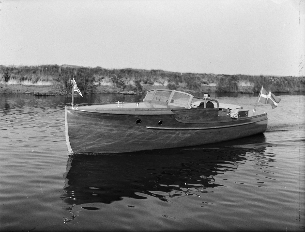 Paul Sandberg, Motorboat, likely on Fyrisån, Uppsala, 1936