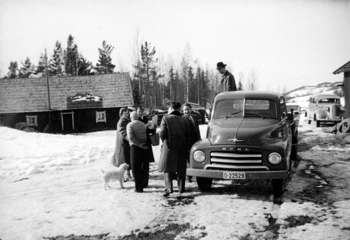 Anno Domkirkeodden, Medlien gård, Ringsaker. Ny kjærring tell gards. Det ær den 2. april 1955 og 35 år gamle gardbruker Hans Medlien har endli fønni seg ei kjerring. Det vart heldigvis a mor, Kjellaug Skarstad (F.1928 i Vestre Gausdal). Svigerfar hennes, gamle Hans (1888-1972) hælse ærbødig mens brudgommen stå att opp…
