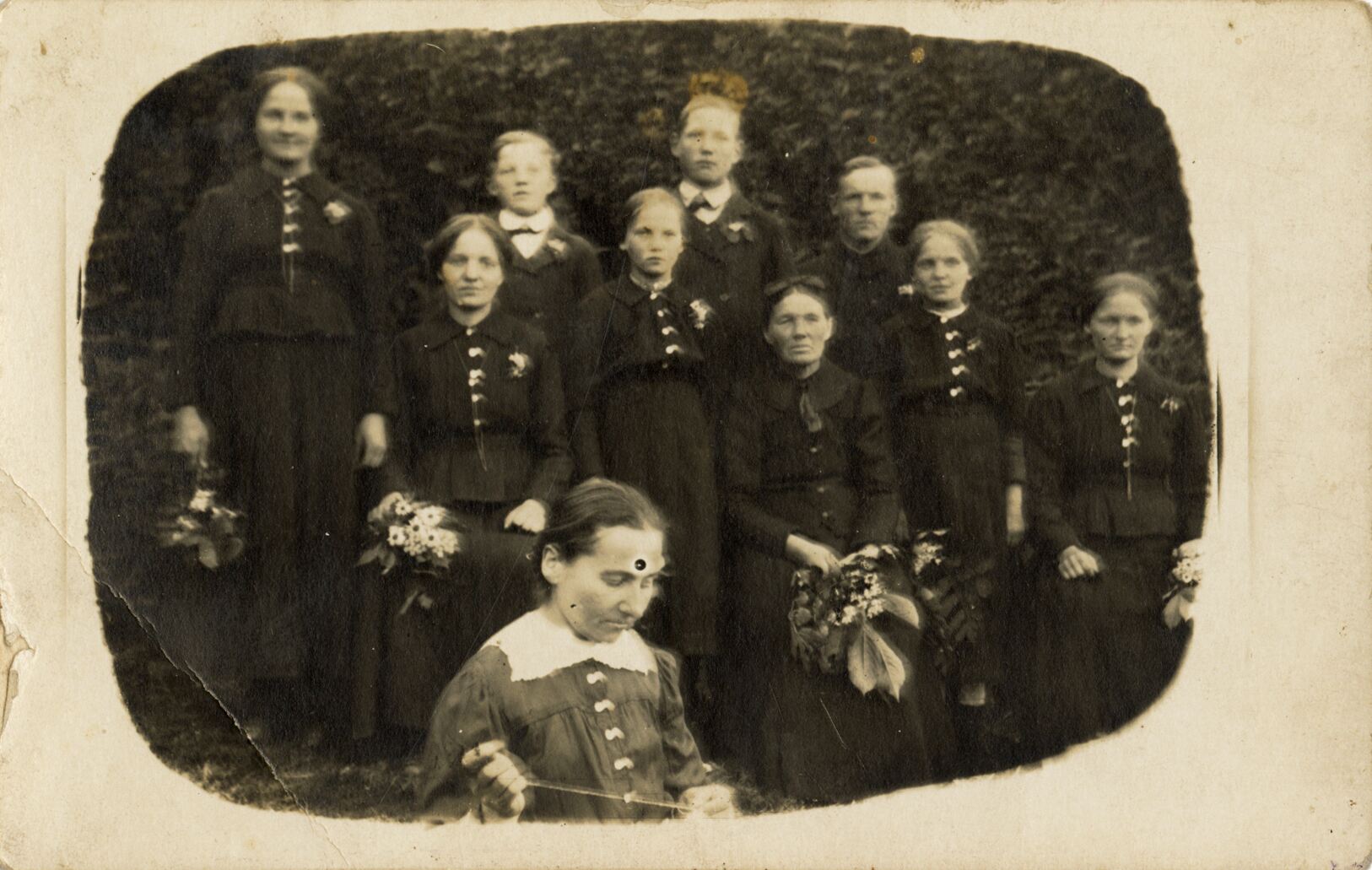 Nežinomas fotografas, Žilinskienė su vaikais grupėje žmonių