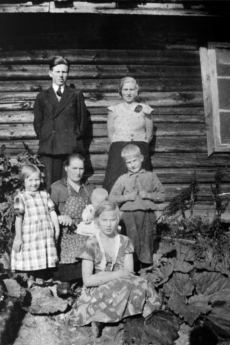 Anno Domkirkeodden, Familien Baadshaug. Åsmarka. Bak er Leif og Marie, i midten er Johanne, Anna med Aase på fanget, Magne og Åse, foran er Aslaug.