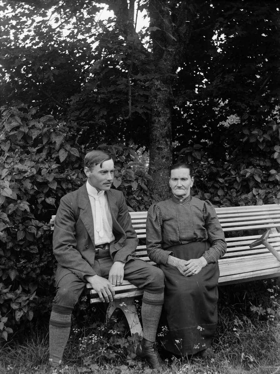 St Joseph, Josef Lednström with his mother Lovisa, Uppland