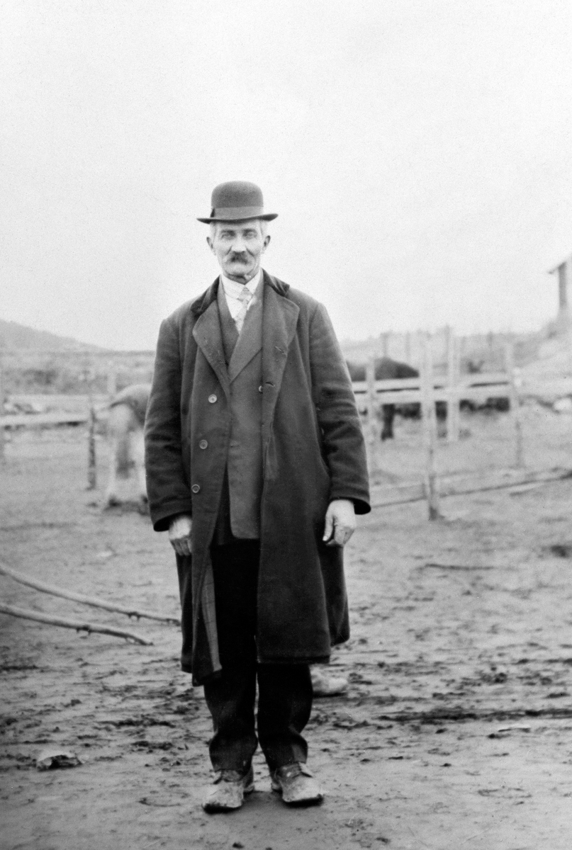 Anno Domkirkeodden, TREDREIER PEDER I. TANGLIEN 06. 08. 1869 - 1936, NARMOEIE, MED HATT OG FRAKK, GRUNDSETMARTN, MARKED I ELVERUM
