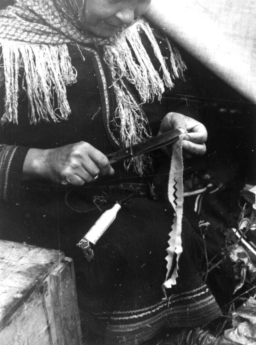 Anna Grostøl, En kvinne arbeider med søm. Olderdalen, Kåfjord, Troms 1947.