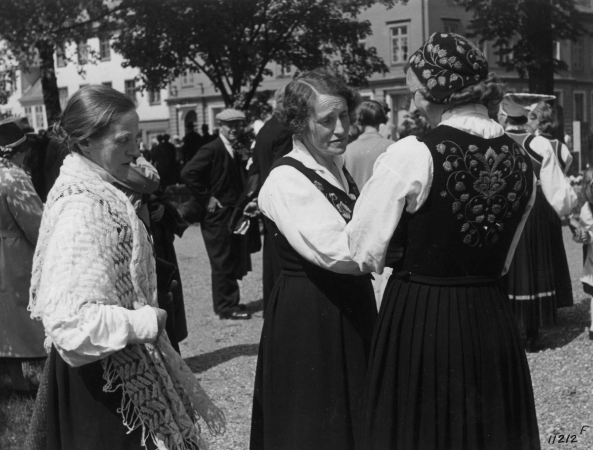 Anders Beer Wilse, Kvinnedrakter, bunad fra Nordland (i midten) og Valdres (t.h.)