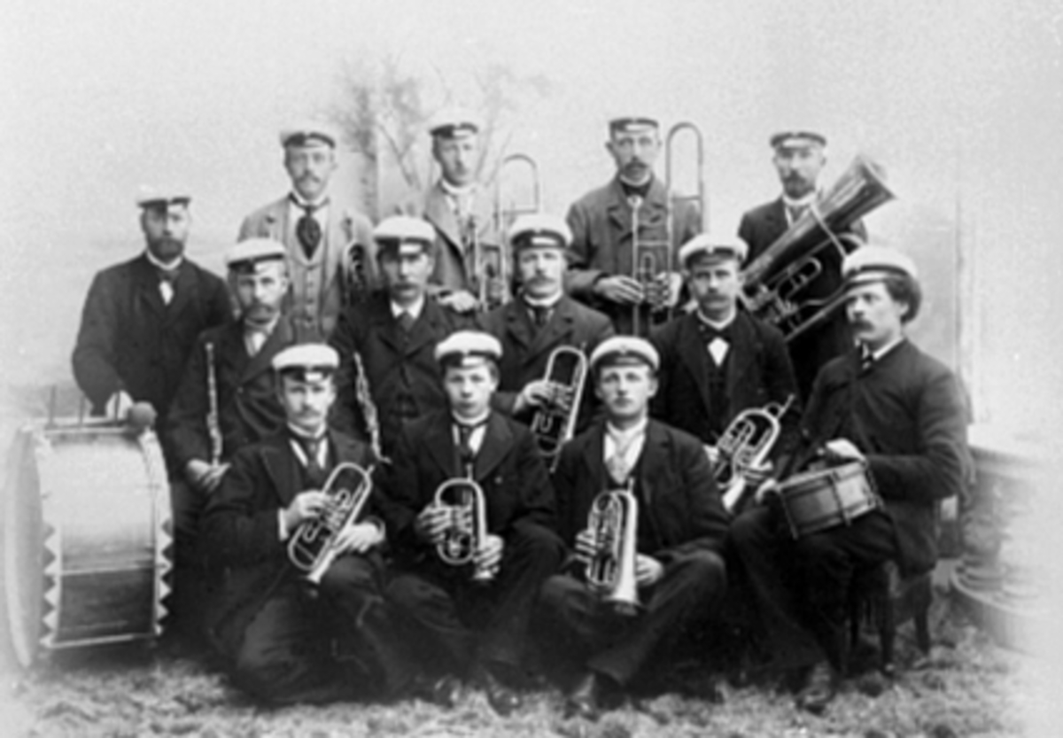 Anno Domkirkeodden, GRUPPE, 13 MUSIKERE MED INSTRUMENTER, HORN, TROMMER, FORLØPER FOR JERNBANEMUSIKKEN?