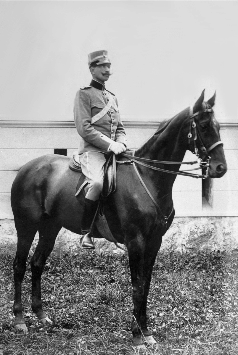 Gustav Borgen, Portrett, mann i uniform på hest med kupert hale.
