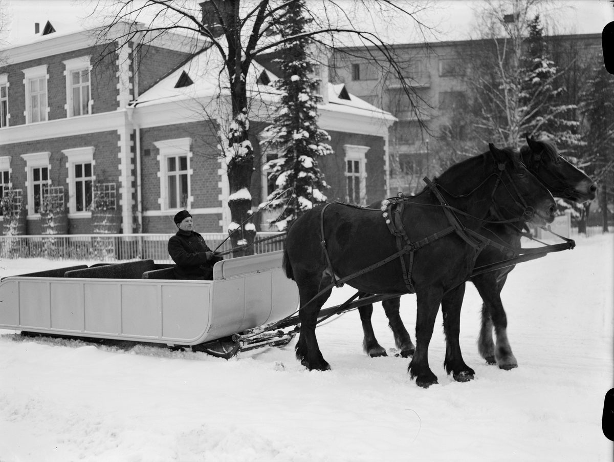 Paul Sandberg, Ekipage med hästar och släde utanför Villa Isola, kvarteret Valhall, Uppsala 1939