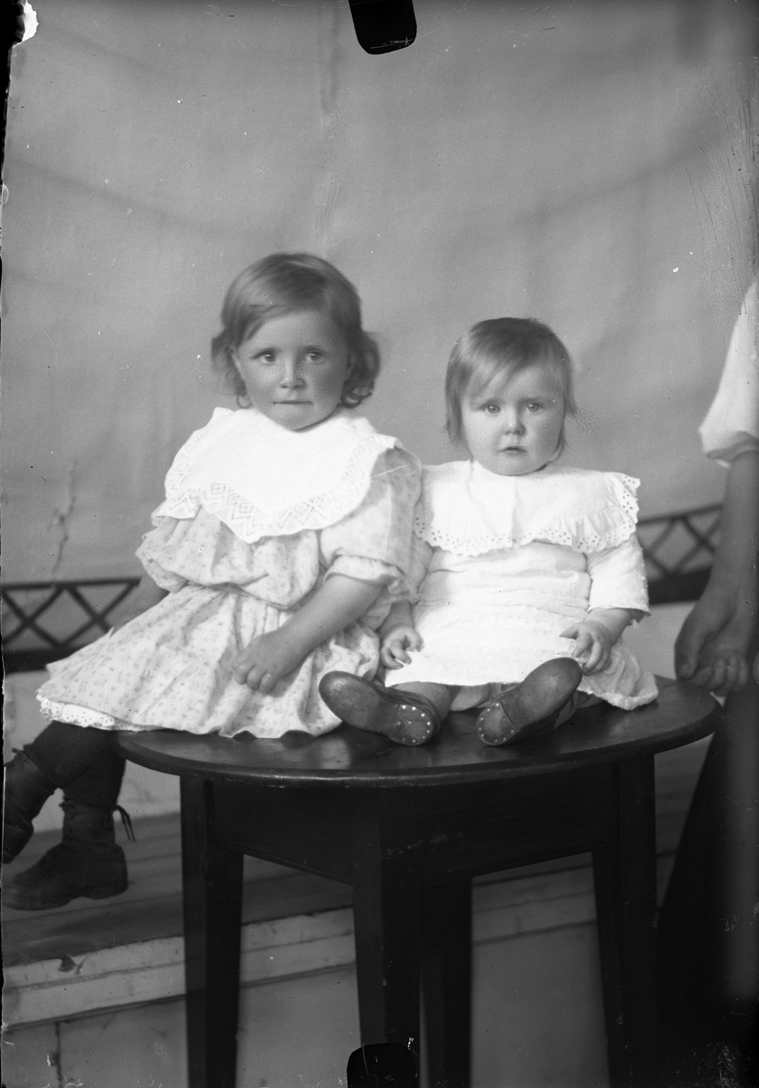 Oscar Holte, Portrett av to små barn