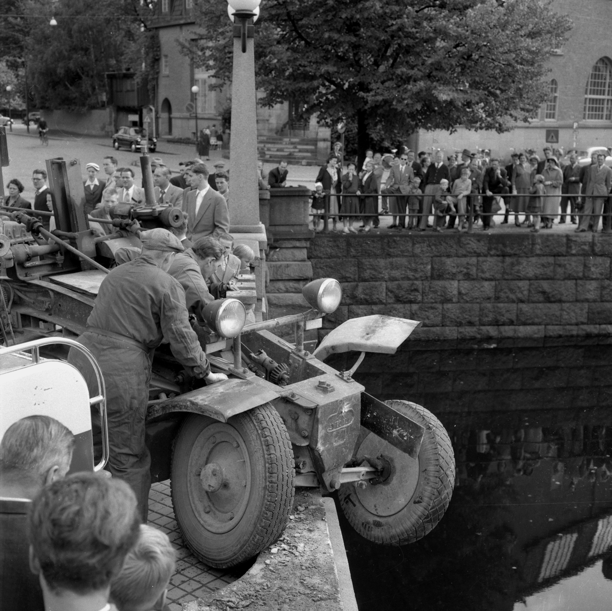 Örebro Kuriren, Vägskrapa genom Vasabron. 6 september 1955.
