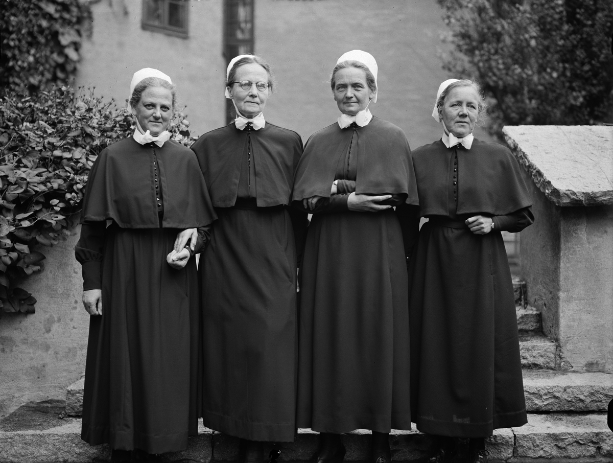 Paul Sandberg, 25 year old diaconissas outside the Samariter home - Emmy André, Elsa Friman, Inez Jurinder and Agnes Svensson