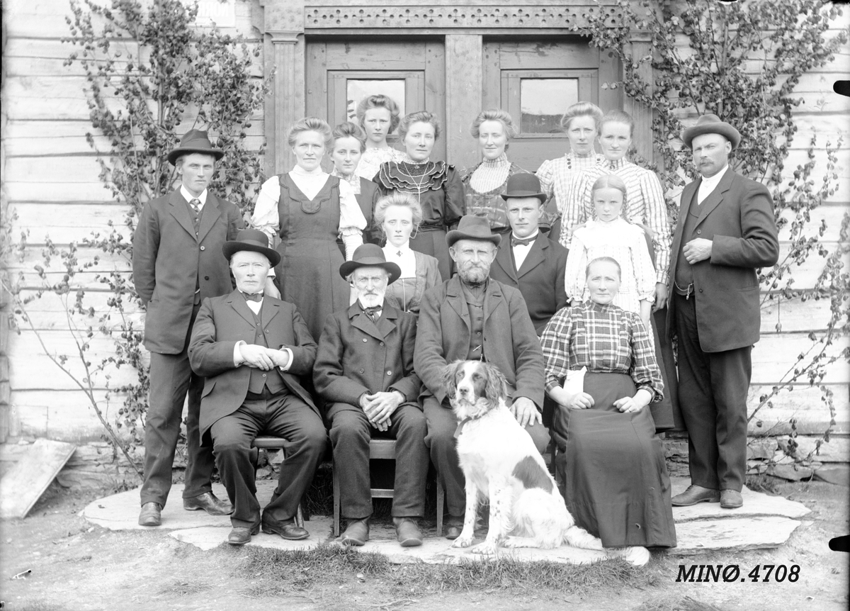 Peder J. Bredalslien, Sannsynligvis en storfamilie foran hus, hund.