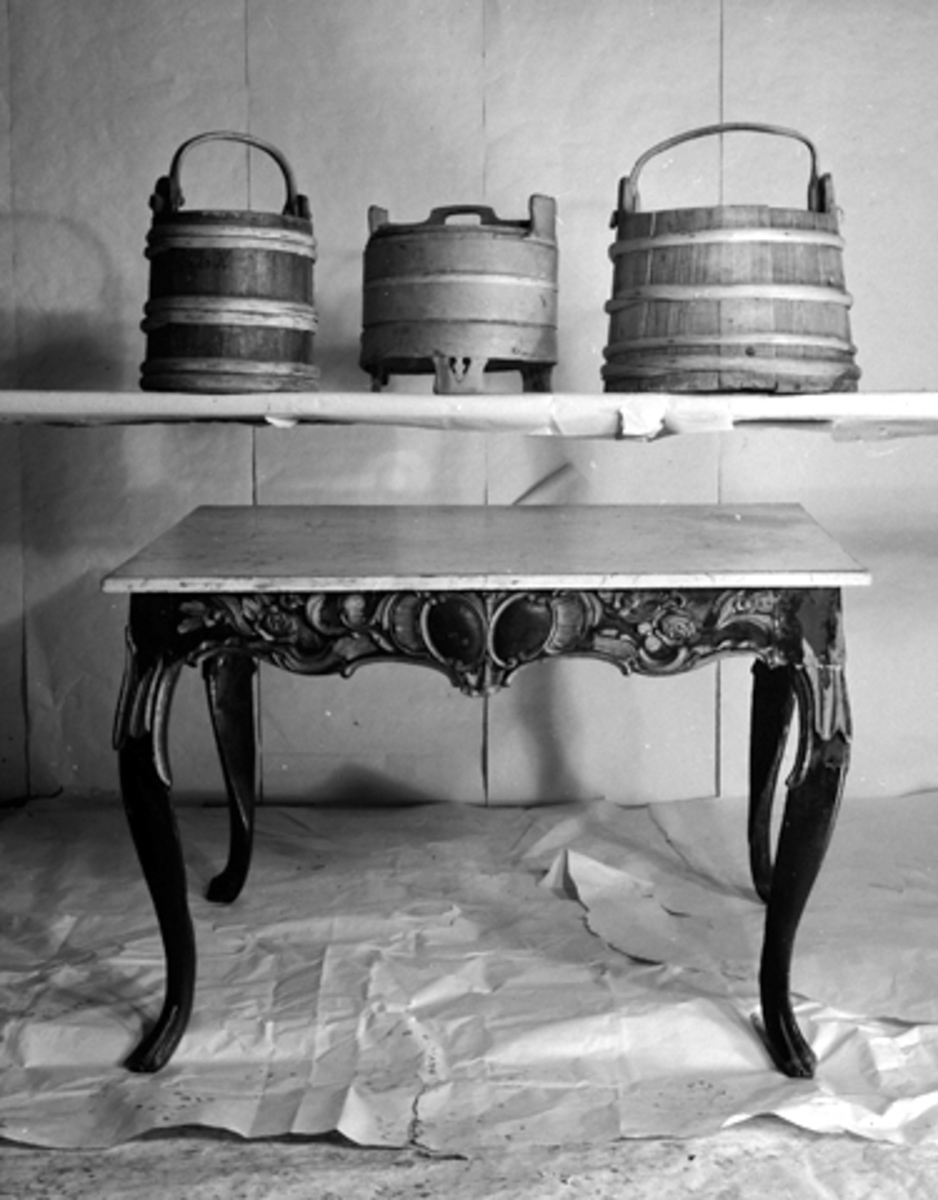 Toralv Bleken-Nilssen, Gjenstandfotografering, Opplandenes folkemuseums samling. (Hedmarksmuseet) På hylla: laggede kopper - to bøtter og et grautspann (?)