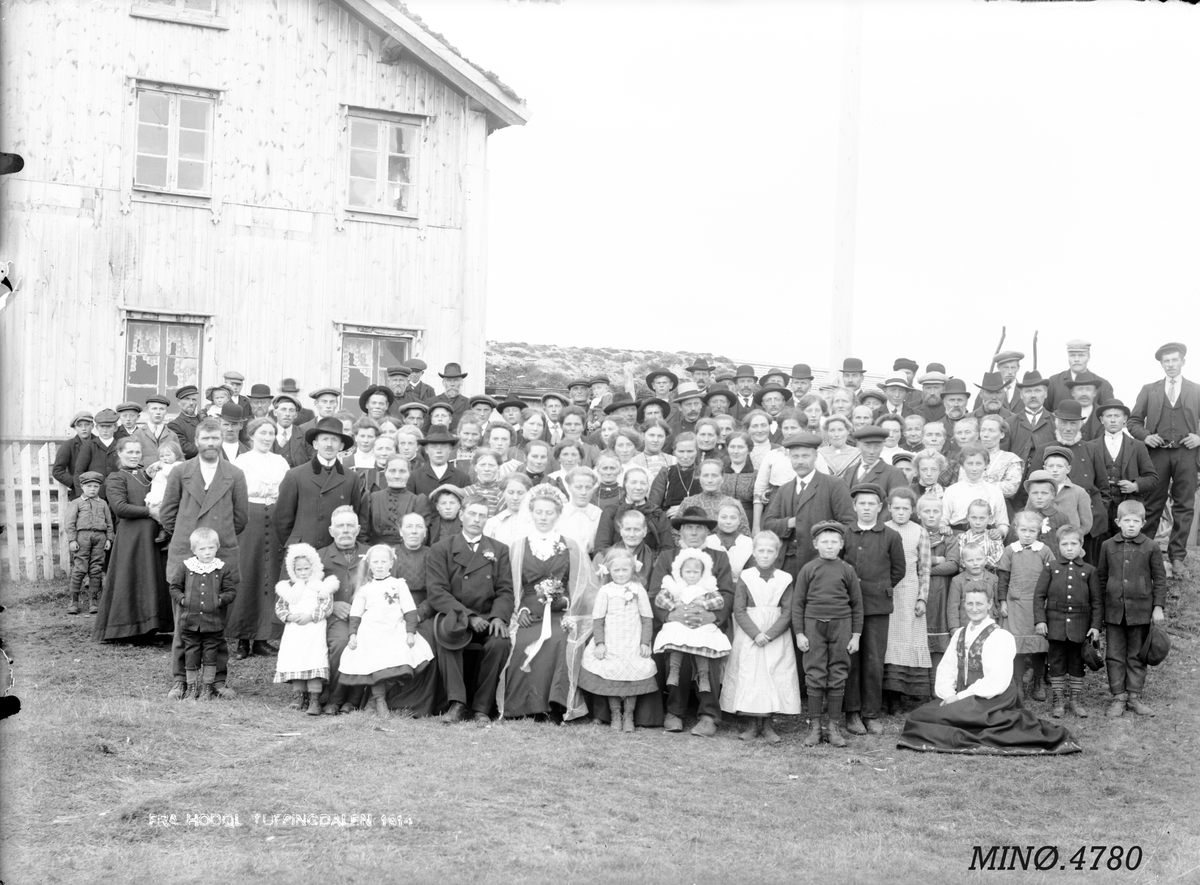 Peder J. Bredalslien, Gruppebilde, bryllup