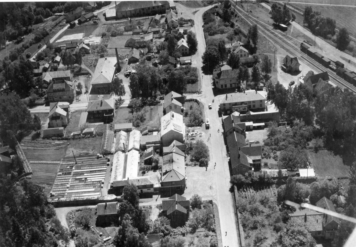 Anno Domkirkeodden, Flyfoto av Moelv sentrum, Storgata, jernbane, gartneri.