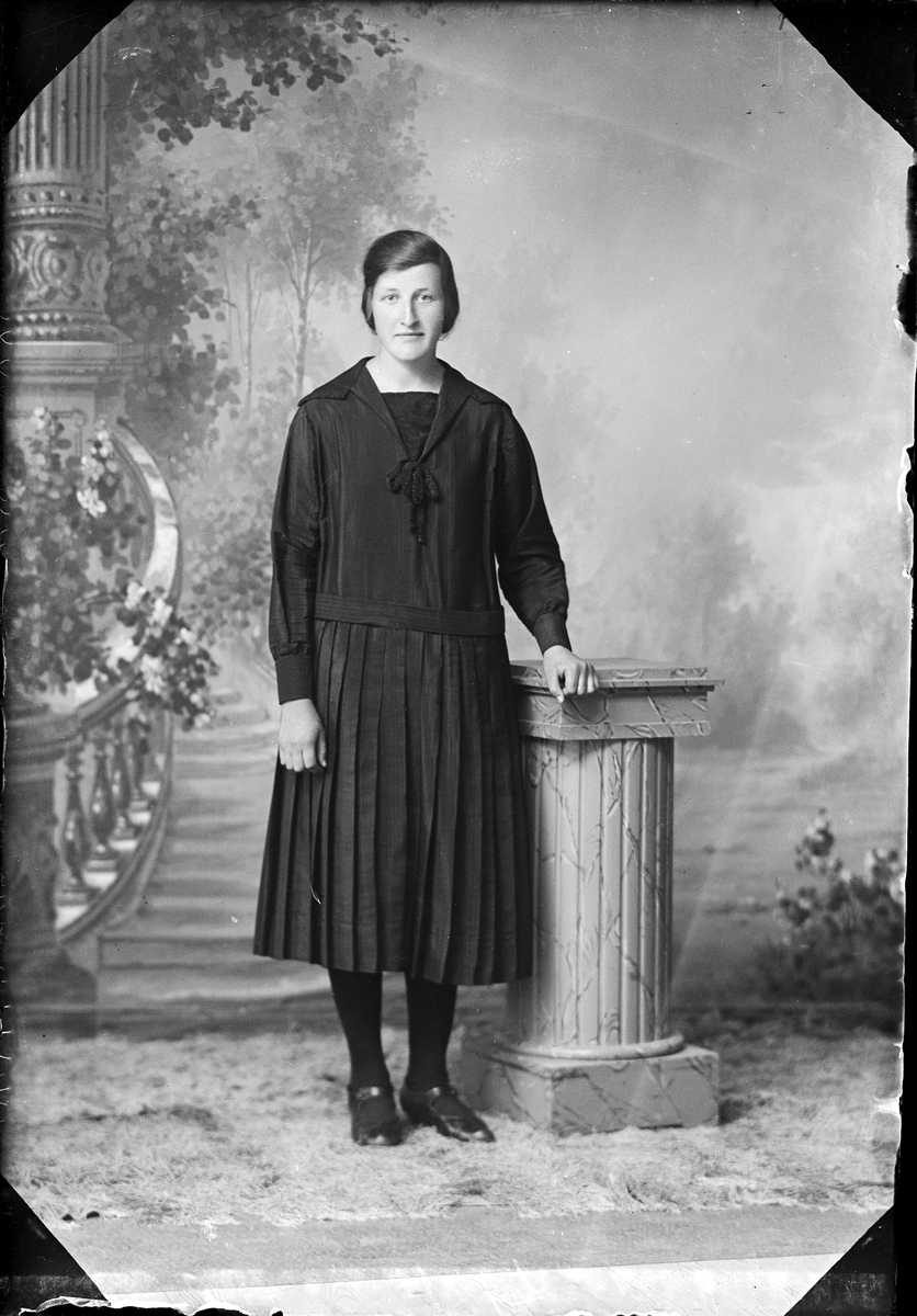 Skötsner-Edhlund, Ateljéporträtt - Ester Mattsson från Annö, Valö socken, Uppland 1923
