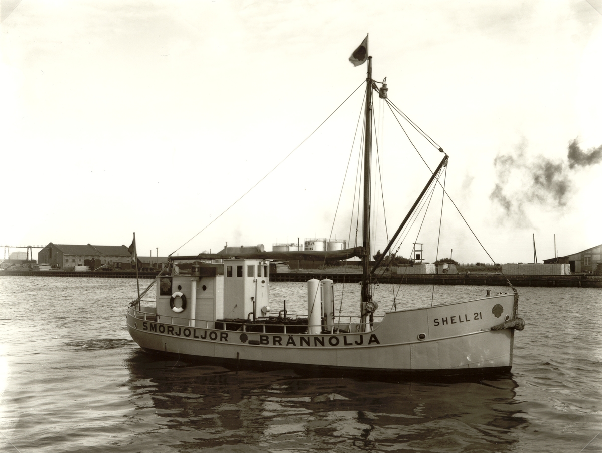 Unknown artist, Fotot beställt av Svensk-Engelska Mineralolje AB. Shell 21: Bunkerbåt, gick emellan båtar och mindre depåer och bunkrade/tankade. Byggd 1929 av Marstrands mekaniska verkstad i en serie av 25 bunkerbåtar. Rymde 44 kubikmeter olja, med fat på däck dödvikt 50 ton. Inklusive vatten 40 bruttoton. Foton …