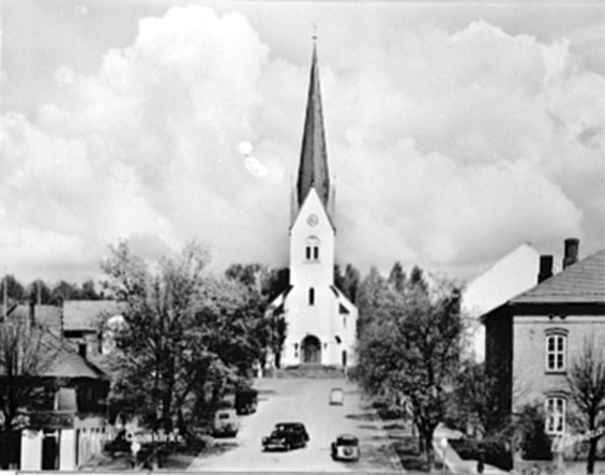 Anno Domkirkeodden, EKSTERIØR HAMAR DOMKIRKE SETT FRA KIRKEBAKKEN, KAFE ROYAL, BILER
