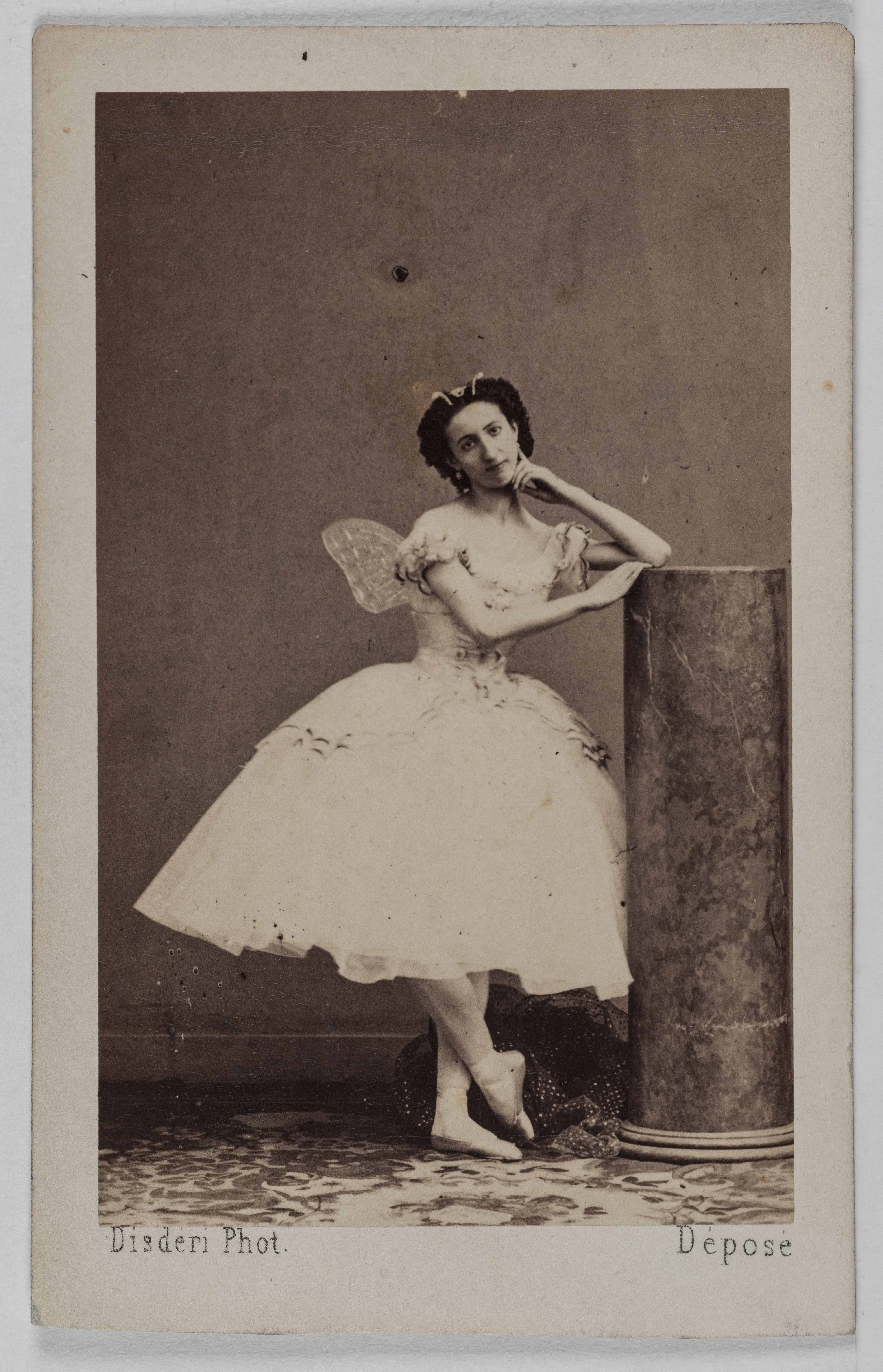 André-Adolphe-Eugène Disdéri, Portrait de Livry Emma, (née Jeanne-Emma Emarot), (1842-1863), (danseuse)