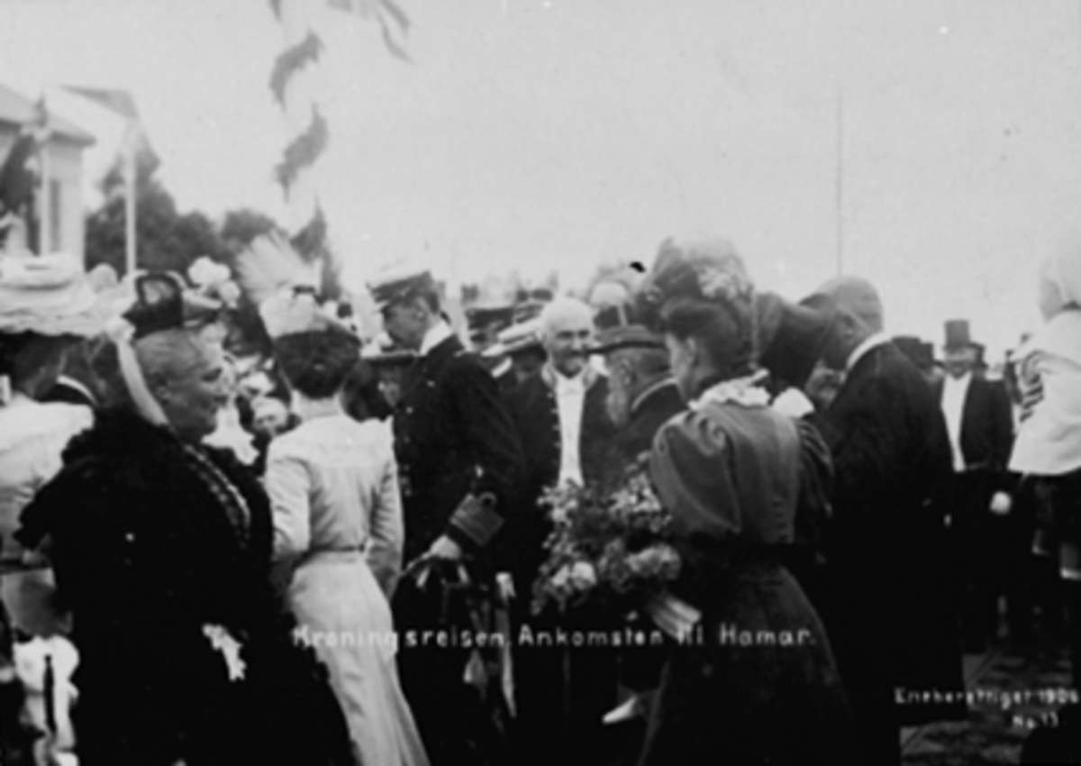 Anno Domkirkeodden, HAMAR JERNBANESTASJON, KONG HAAKON OG DRONNING MAUD ANKOMMER I FORBINDELSE MED KRONINGSREISEN I 1906, MOTTAKELSE PÅ PERRONGEN