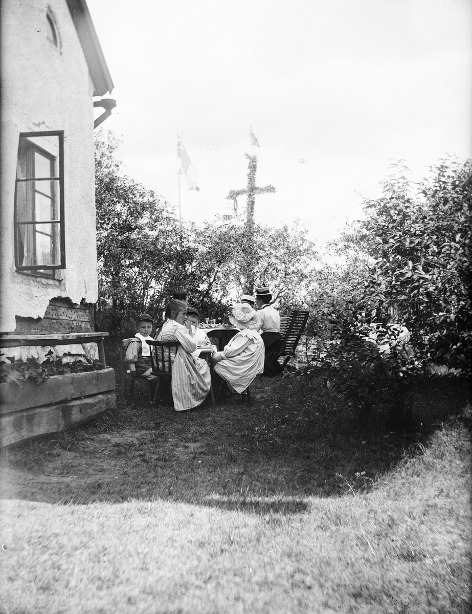 Carl Liljefors, Ivar, Carin, Olle, Elin and Signe Liljefors, Ellen Torssell and Artur Rydin, Berhåga, Uppsala 1901
