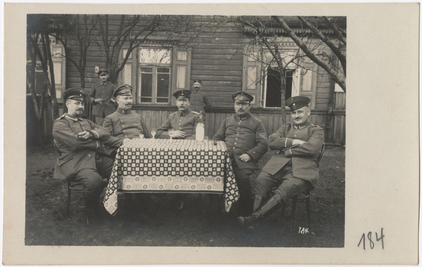 Wilhelm Alb. Bechtel, Susėdusių kieme, prie stalo kariškių portretas