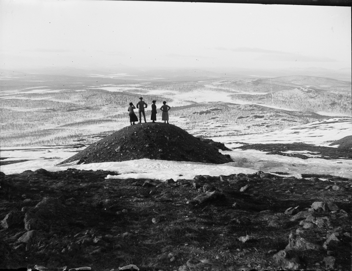 Skötsner-Edhlund, Man och kvinnor tittar ut över fjällandskap, Boden