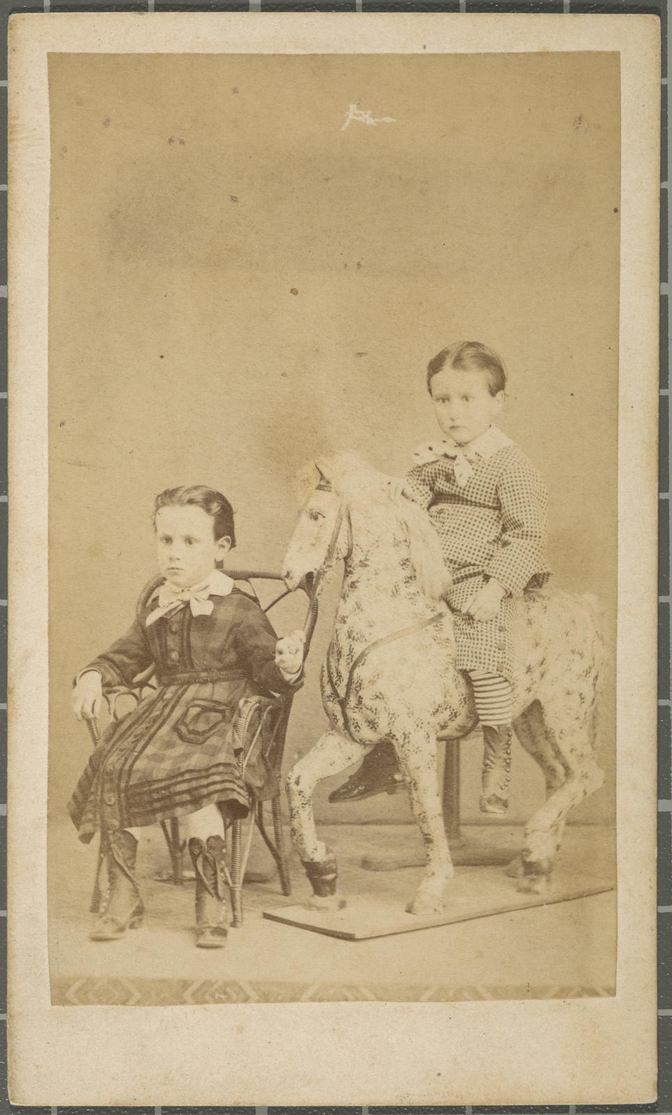 Joaquim Massaguer Vidal, [Portrait of two children with a toy easel]