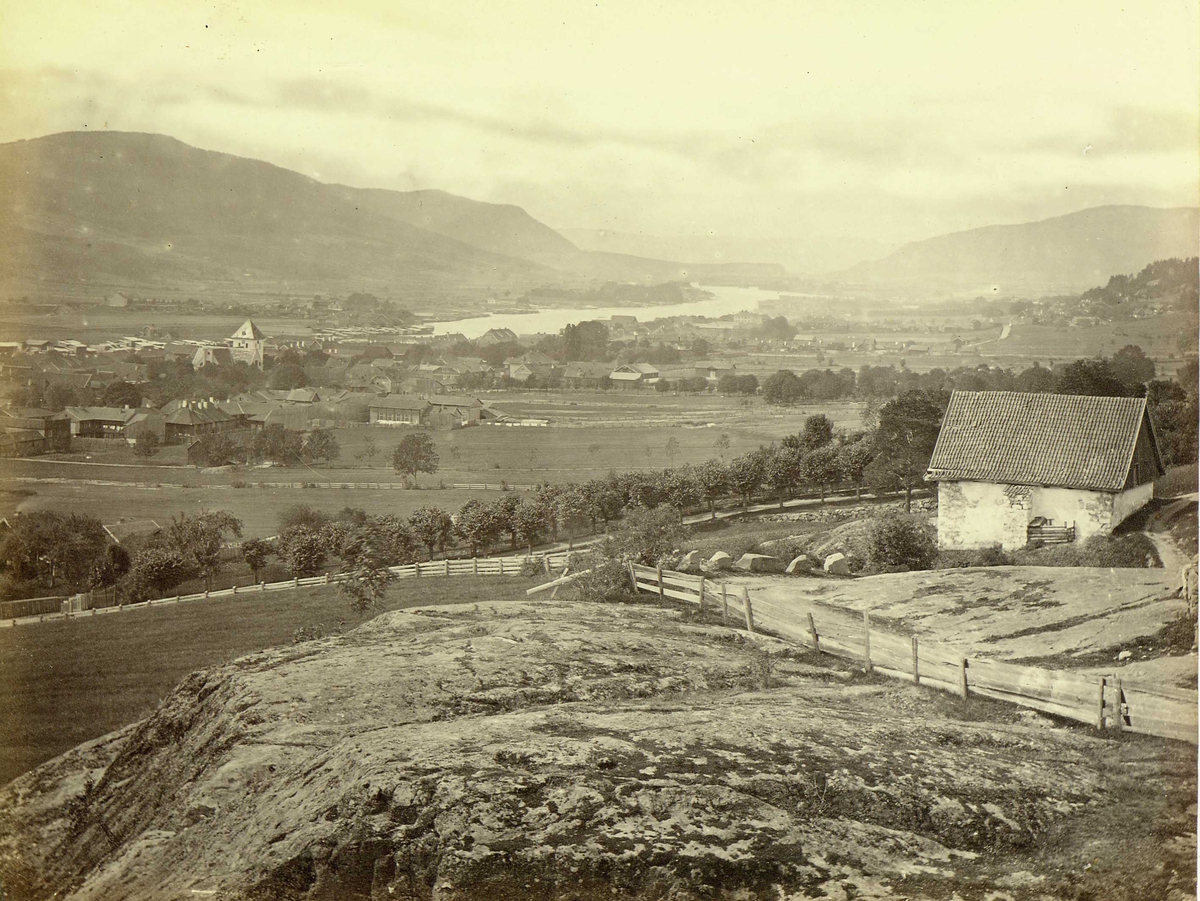 Henry Rosling, Landskap, Drammen, Buskerud, utsyn over område med bebyggelse og kirke. Fra serie norske landskapsfotografier tatt av den engelske fotografen Henry Rosling (1828-1911).