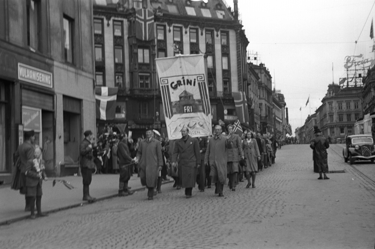 Anders Beer Wilse, Fra fredsdagene i 1945 Fra Karl Johans gate. Fane merket med Grini, fri og Bergen