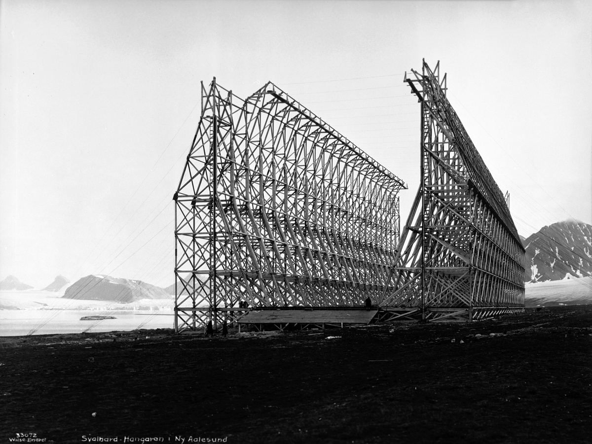 Anders Beer Wilse, "Prot: Spitsbergen, Svalbard - Kings Bay, Ny Aalesund, hangaren
