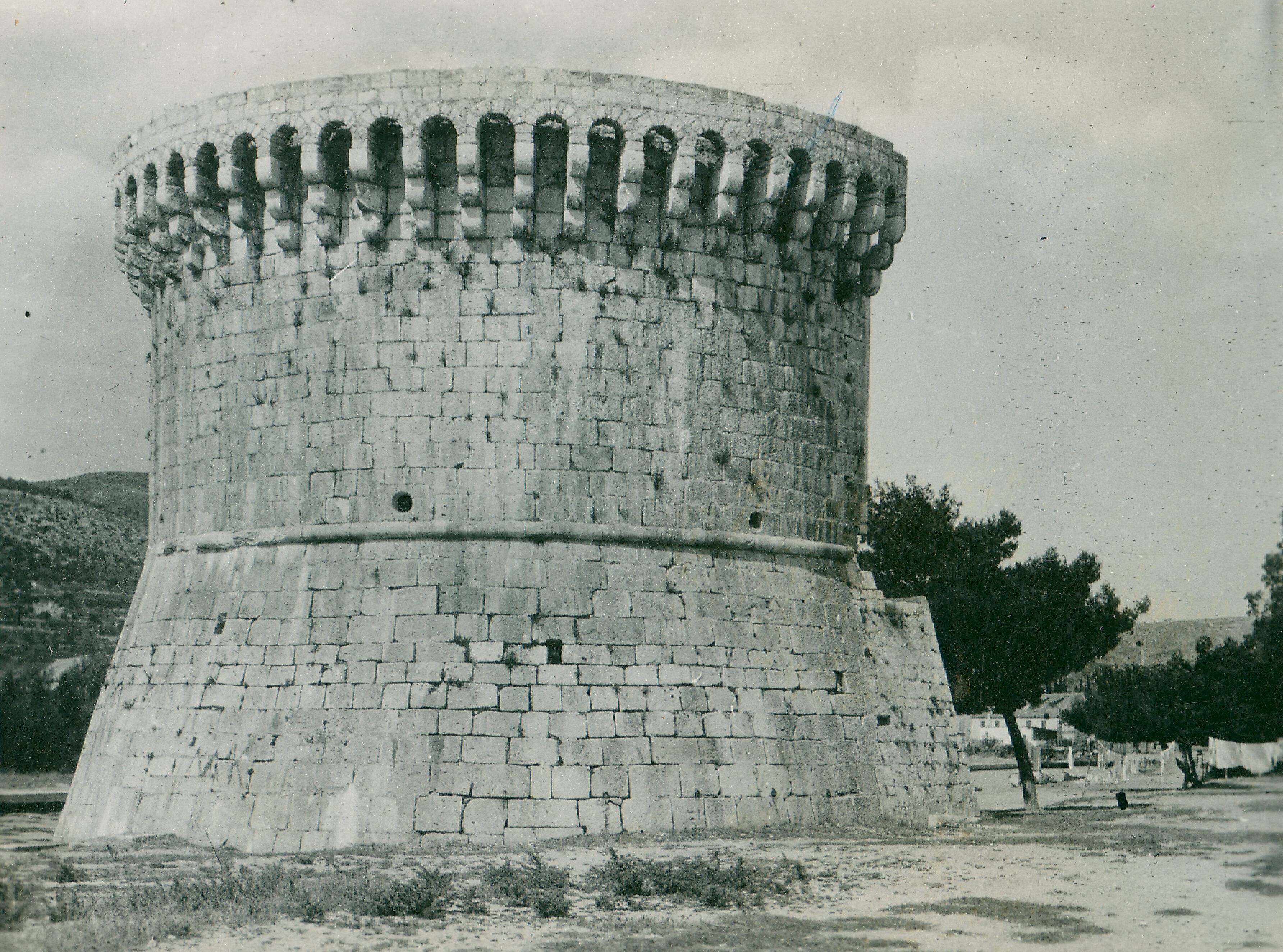 Većeslav Henneberg, Trogir - Kula sv. Marka na obali