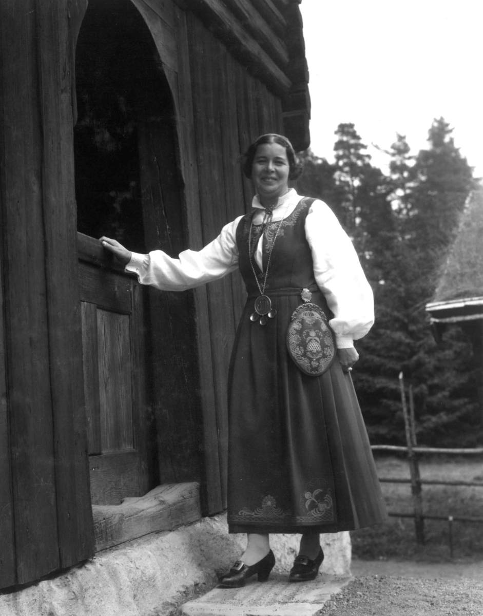 Anders Beer Wilse, Kvinnedrakt, Akershus