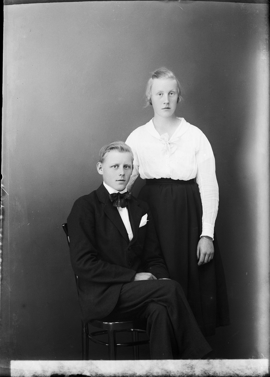 Skötsner-Edhlund, Ateljéporträtt - kvinna och Birger Olsson från Edsmossen, Skäfthammar socken, Uppland 1921