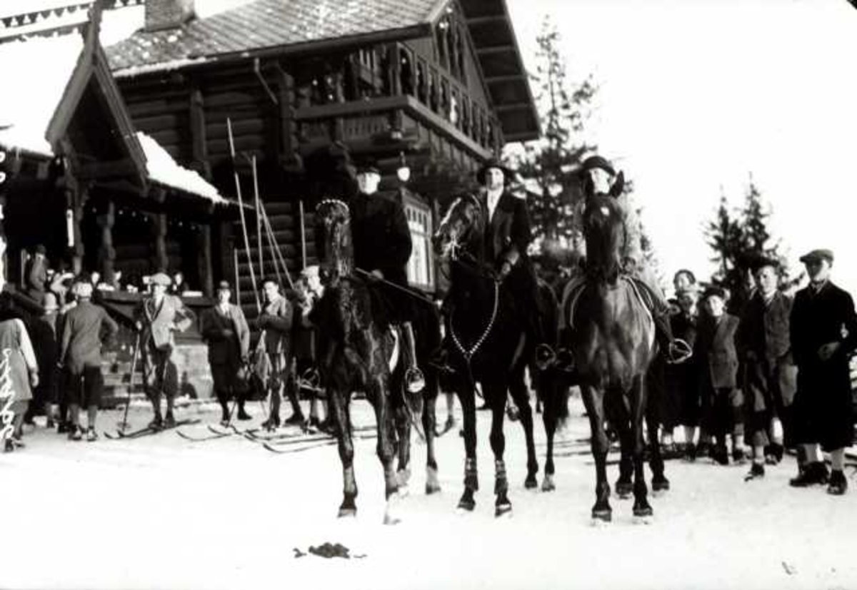 Hermann Christian Neupert, Frognerseteren Restaurant, Nordmarka, Oslo. Vintermotiv. Mennesker på ski og ryttere til hest foran resturanten.