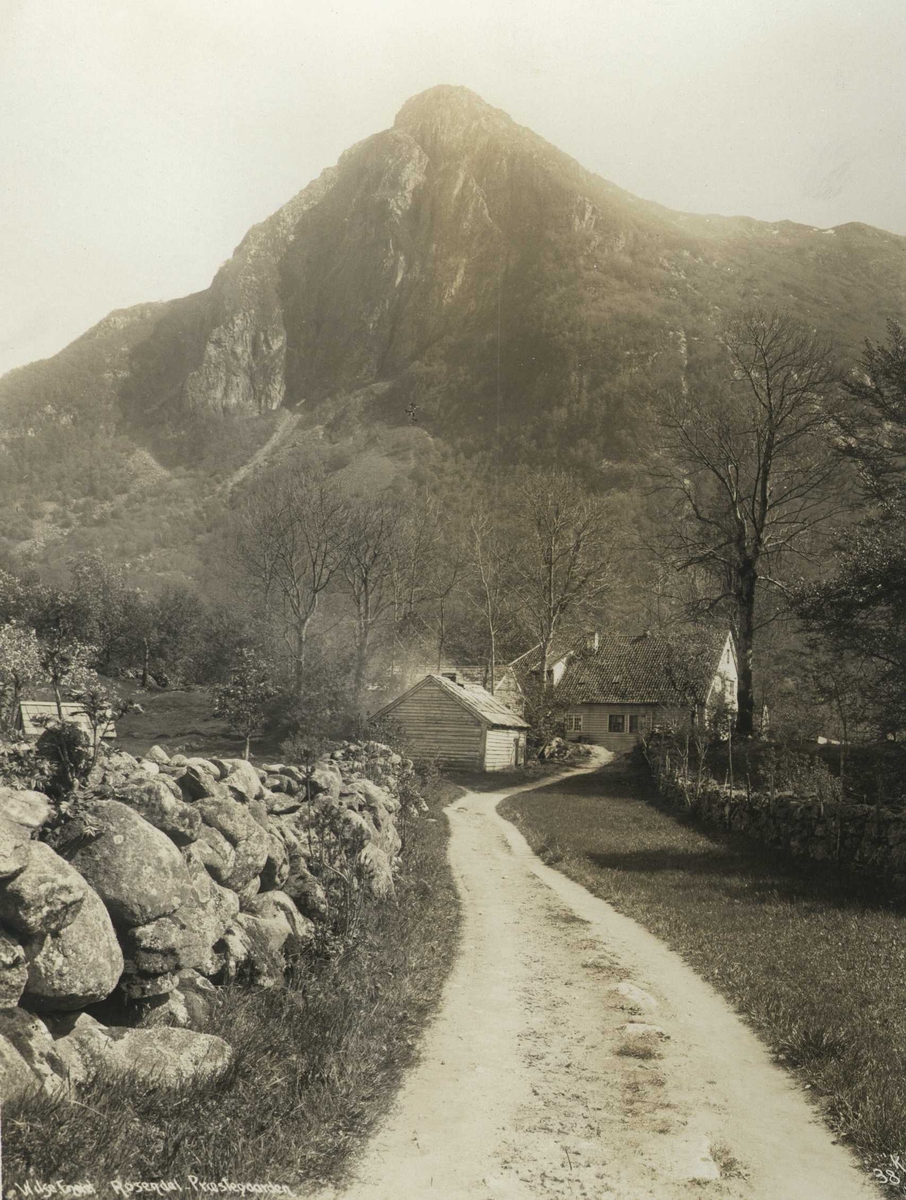Anders Beer Wilse, Prestegård, Baroniet Rosendal, Kvinnherad, Hordaland. Malmangernuten i bakgrunnen. Fotografert 1912.