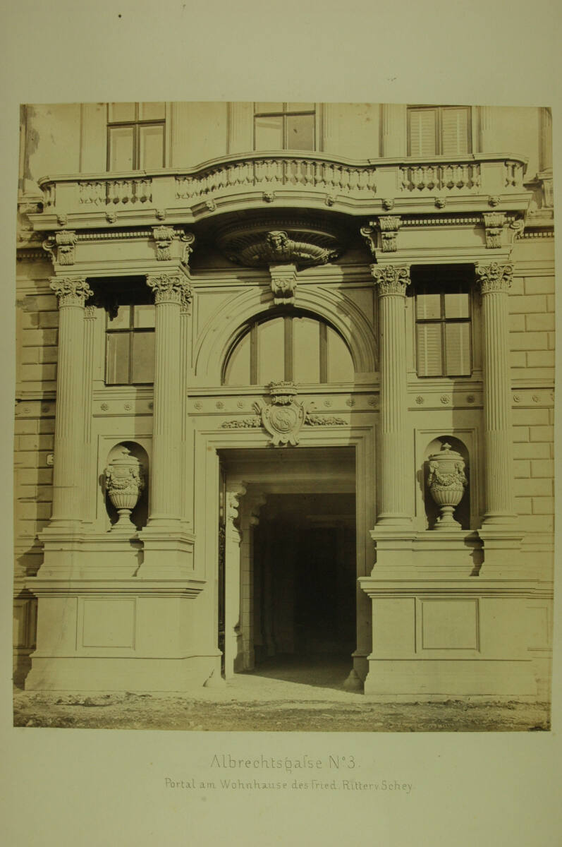 Anonym, Wohngebäude/Wiener Stadterweiterung: Albrechtsgasse (heute Goethegasse) 3 - Portal am Wohnhaus des Friedrich Ritter von Schey