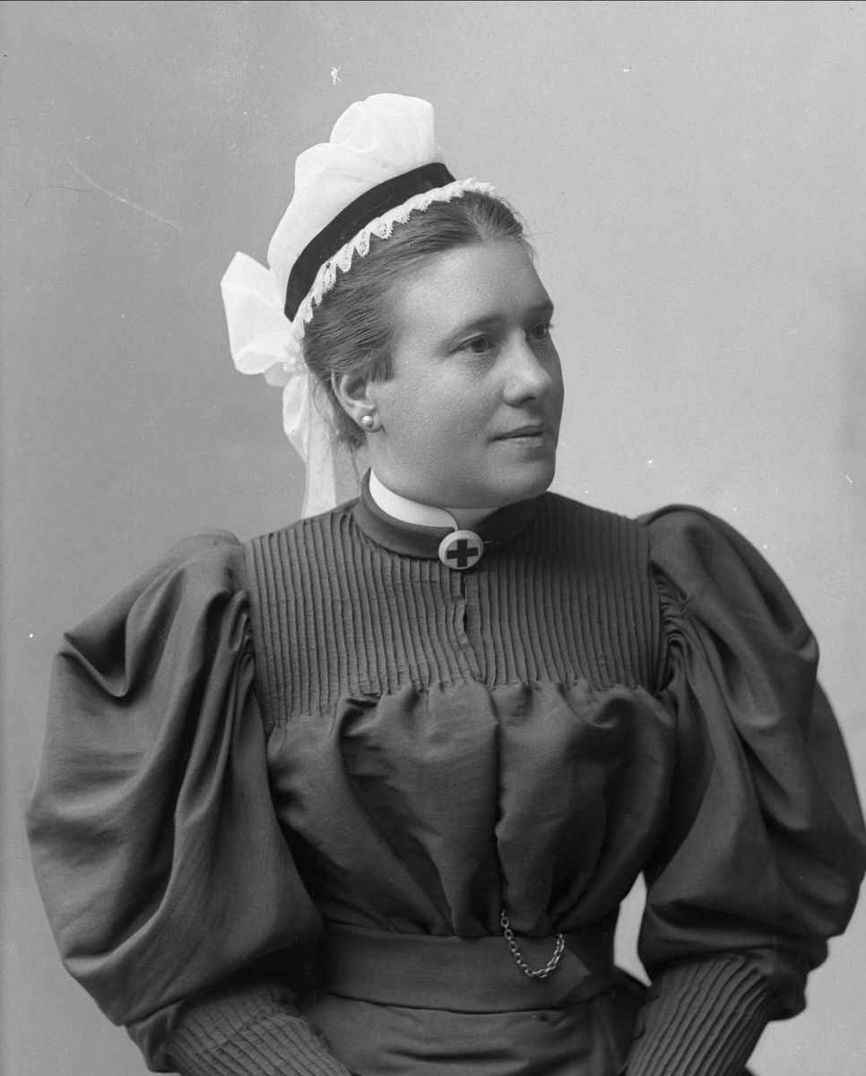 Gustav Borgen, Portrett, kvinne i sykepleieruniform. Frøken Bornemann.