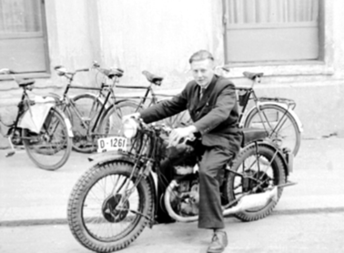 Anno Domkirkeodden, ARNE BÅRDSENG PÅ MOTORSYKKEL, D-1261