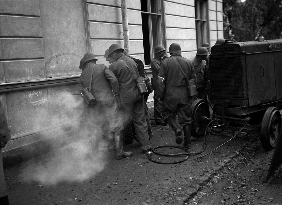 Paul Sandberg, "Överraskningsmoment satte beredskapsavdelningarna på hårda prov" - "en omfattande 'fabriksbrand' hade ordnats i fastigheten Sturegatan 16" under beredskapsövning, Uppsala 1941