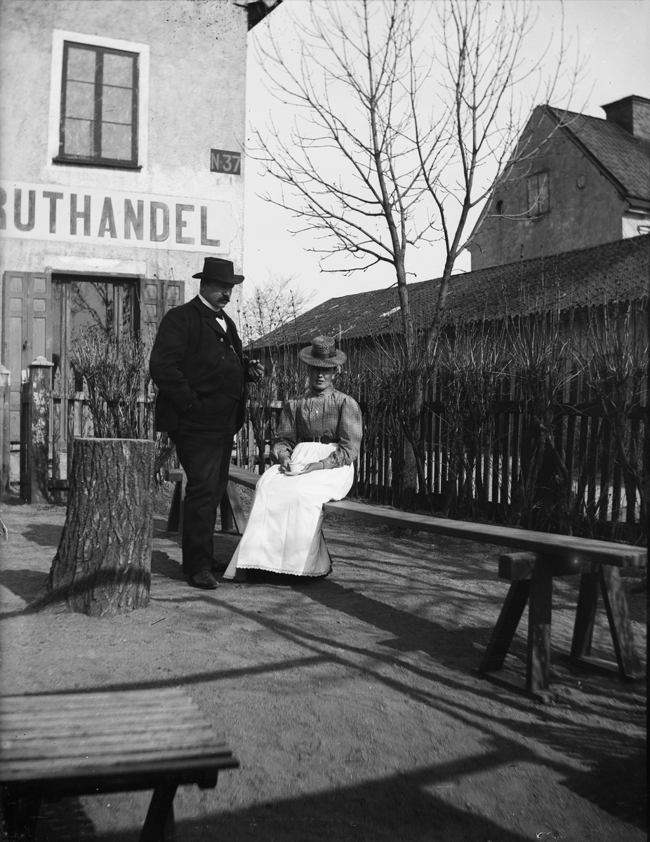 Carl Liljefors, Elin och Carl Liljefors utanför Liljefors kruthandel, kvarteret Edda, Svartbäcksgatan 37, Uppsala 1900 - 1901