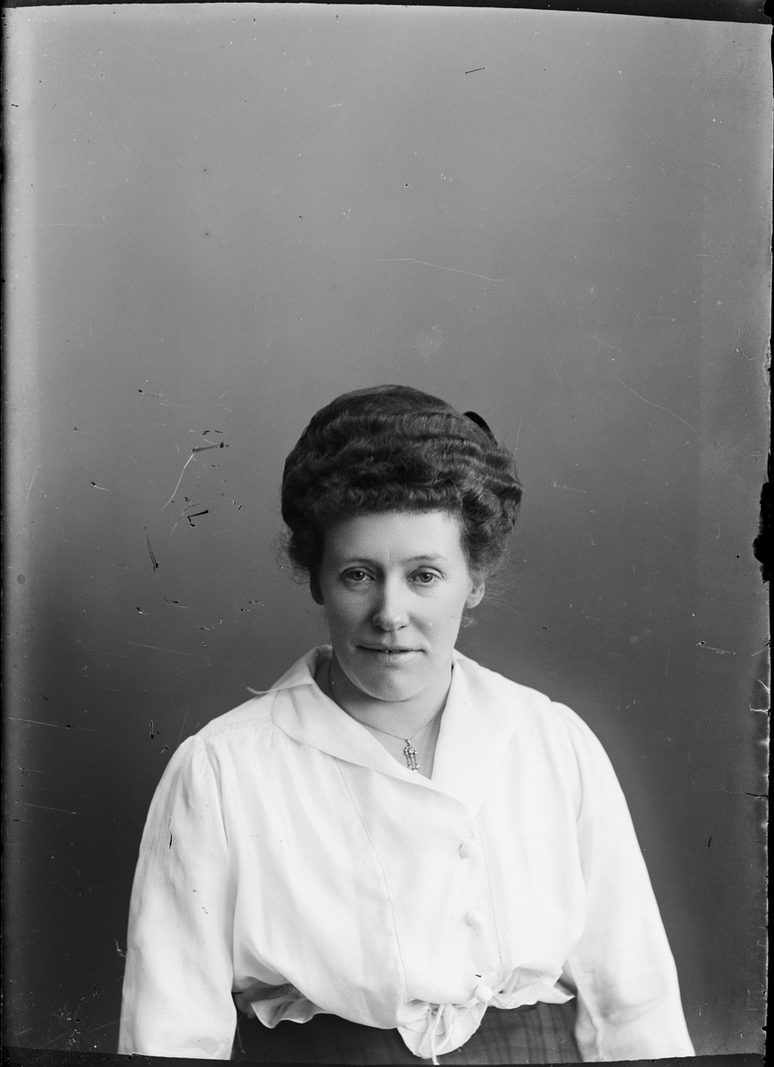 Skötsner-Edhlund, Ateljéporträtt - kvinna, Östhammar, Uppland