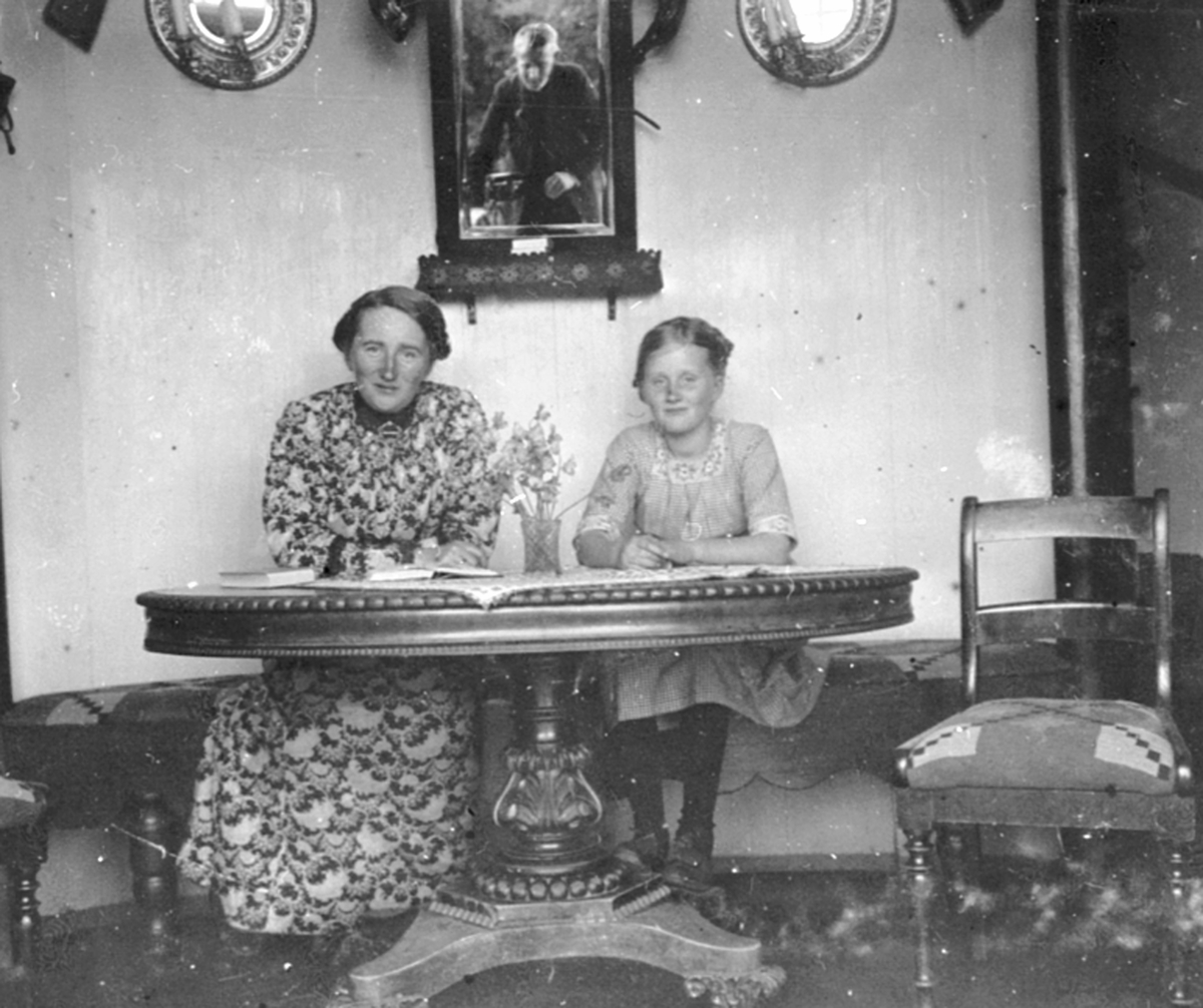 Anno Domkirkeodden, Interiør, hallen, hovedbygning på Nederkvern gård, Brumunddal. På bildet er Marta Antonie f.1872 og Ingeborg Marie Bjerke f.1902. I speilet er fotografen, Christen Løken.