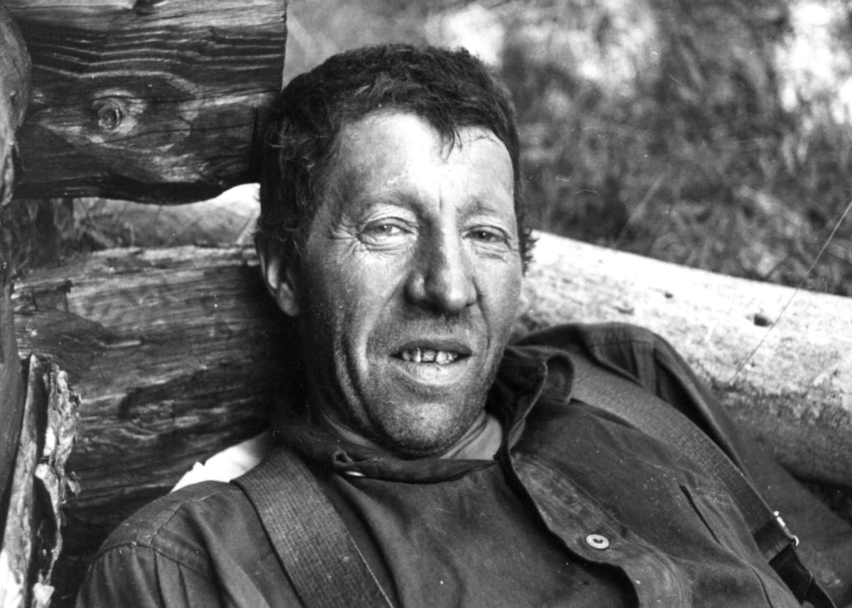 Anna Grostøl, Valle, Setesdal, Aust-Agder 1939. Portrett av Lavrans Homme etter en hel dag med tøystamping.
