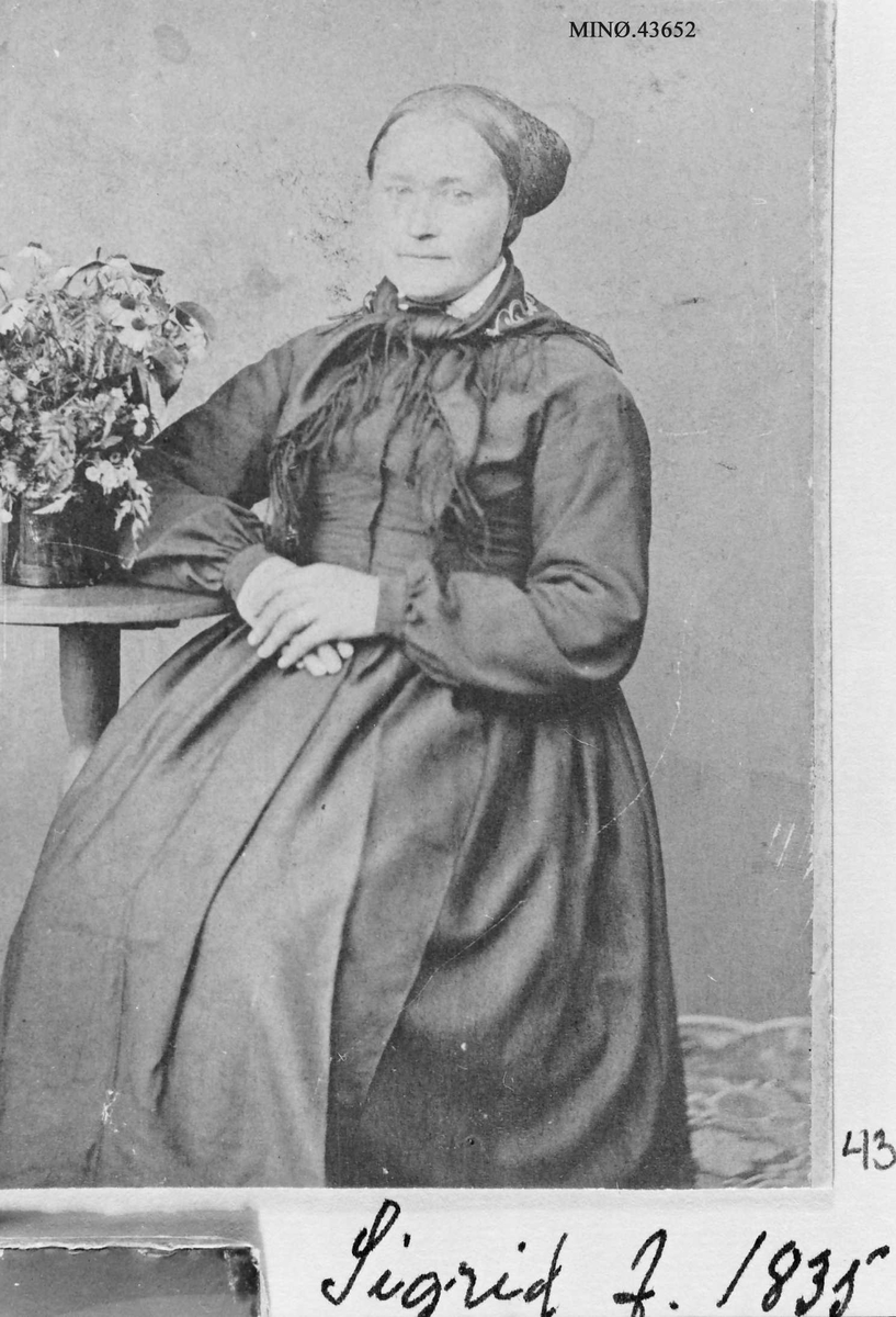 Rachel Haarseth, Kvinne, klær, bord, blomster.