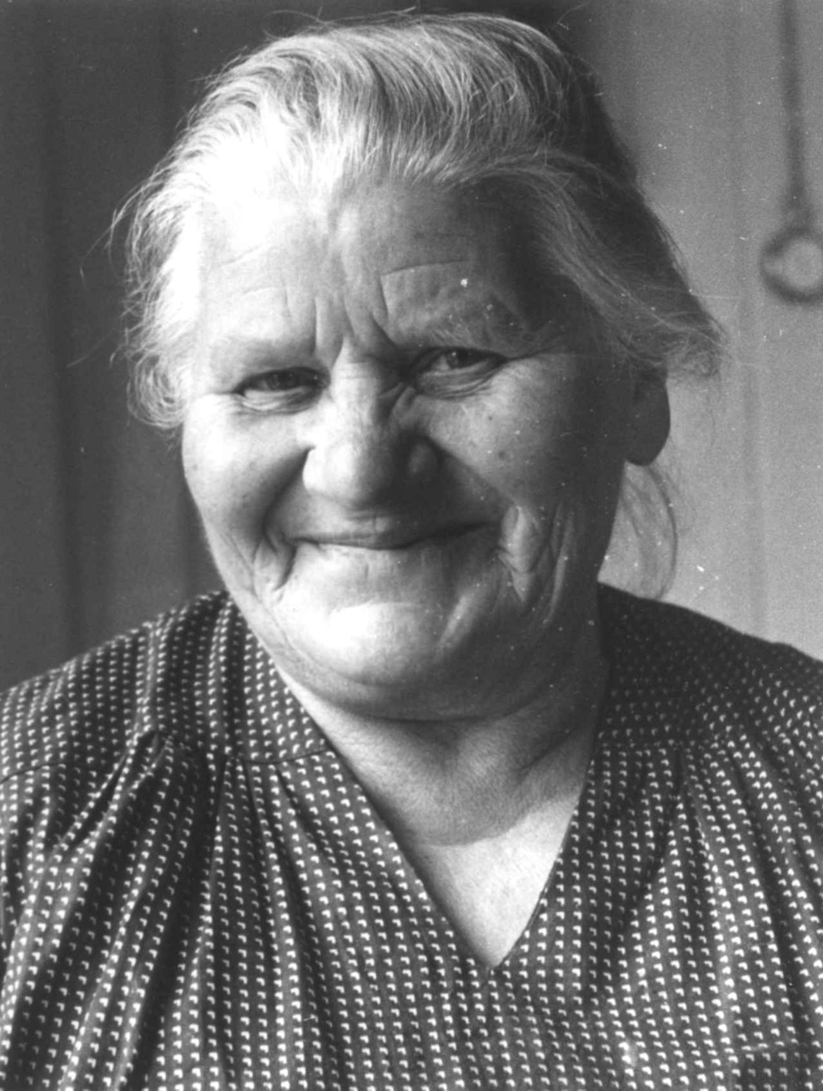 Anna Grostøl, Portrett av en kvinne. Rostadal, Målselv, Troms 1940-årene.