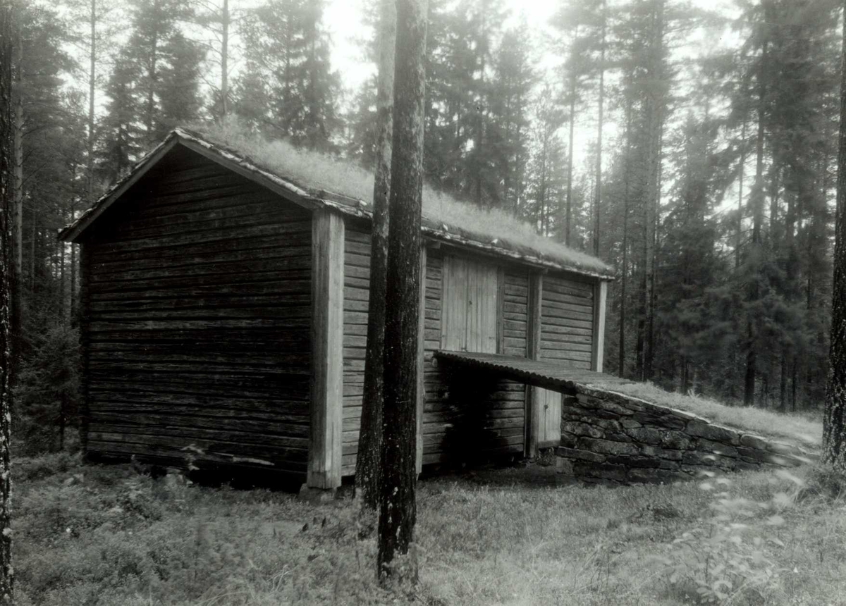 Gisle Midttun, Skjefstad, Elverum, Sør-Østerdal, Hedmark. Stallåve med låvebru og torv på taket. Nå på Glomdalsmuseet.