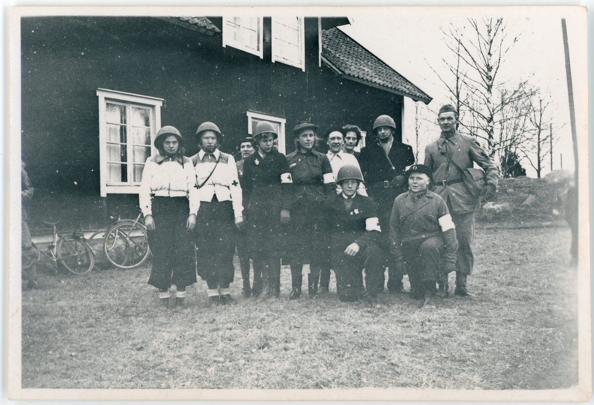 Okänd,, Skogs-Tibble rödakorskrets och Hemvärnet vid förbandsplatsen, Uppland våren 1942