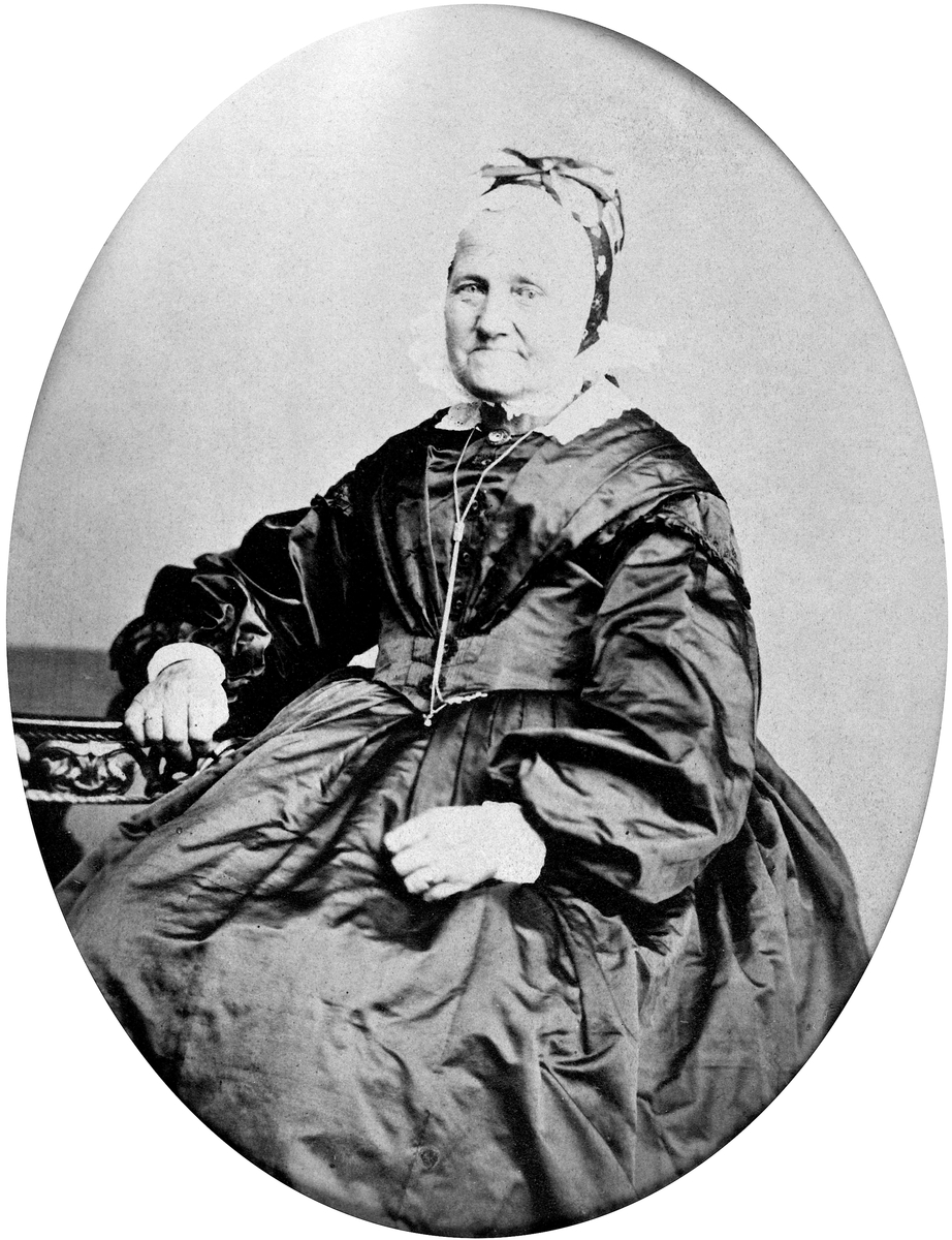Anno Domkirkeodden, ANNE HOSMESTAD, FØDT PÅ ARSTAD, CA. 1802, KVINNEKLÆR, KJOLE, HODEPLAGG, RYNKELUE, HØGLUE. HVERVEN
