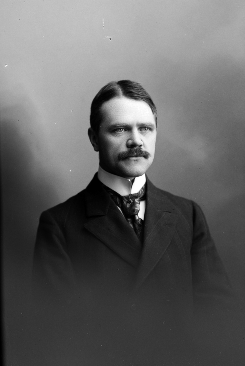 Christian Grundseth, HALS S. , HAMAR, HALVFIG. , 13925